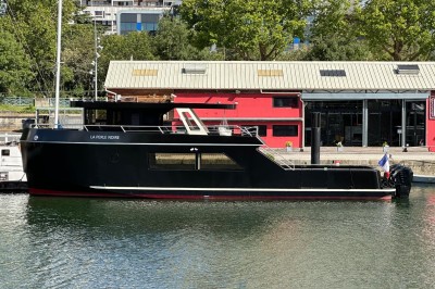 Miniature Location salle Paris 15 (Paris) - Paris Yacht Marina #36 Bateaux amarrés le long d'un quai sur une rivière, avec une promenade bordée d'arbres à gauche.