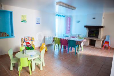 Chambre lumineuse avec un lit double, deux tables de chevet avec lampes allumées et une fenêtre donnant sur un paysage…