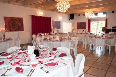 Chambre lumineuse avec un lit double, deux tables de chevet avec lampes allumées et une fenêtre donnant sur un paysage…
