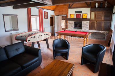 Chambre lumineuse avec un lit double, deux tables de chevet avec lampes allumées et une fenêtre donnant sur un paysage…