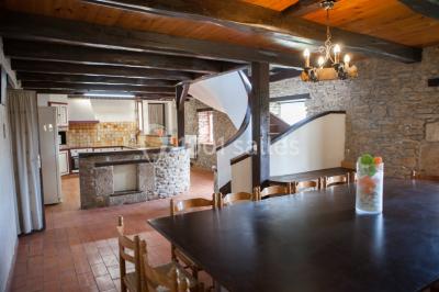 Chambre lumineuse avec un lit double, deux tables de chevet avec lampes allumées et une fenêtre donnant sur un paysage…