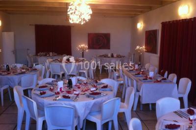 Chambre lumineuse avec un lit double, deux tables de chevet avec lampes allumées et une fenêtre donnant sur un paysage…