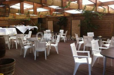 Chambre lumineuse avec un lit double, deux tables de chevet avec lampes allumées et une fenêtre donnant sur un paysage…