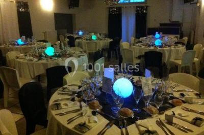 Chambre lumineuse avec un lit double, deux tables de chevet avec lampes allumées et une fenêtre donnant sur un paysage…