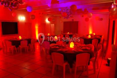 Chambre lumineuse avec un lit double, deux tables de chevet avec lampes allumées et une fenêtre donnant sur un paysage…