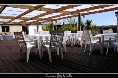 Chambre lumineuse avec un lit double, deux tables de chevet avec lampes allumées et une fenêtre donnant sur un paysage…