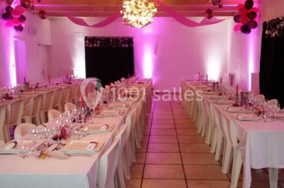 Chambre lumineuse avec un lit double, deux tables de chevet avec lampes allumées et une fenêtre donnant sur un paysage…