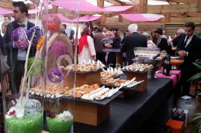 Chambre lumineuse avec un lit double, deux tables de chevet avec lampes allumées et une fenêtre donnant sur un paysage…