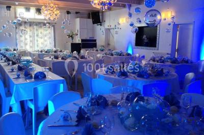 Chambre lumineuse avec un lit double, deux tables de chevet avec lampes allumées et une fenêtre donnant sur un paysage…