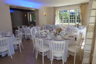 Salle de bain moderne avec douche à l'italienne, barres d'appui murales et toilettes accessibles.