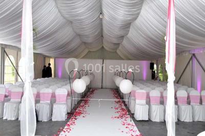 Salle de bain moderne avec douche à l'italienne, barres d'appui murales et toilettes accessibles.