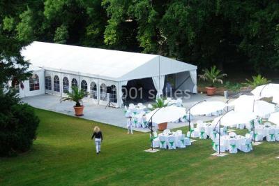 Salle de bain moderne avec douche à l'italienne, barres d'appui murales et toilettes accessibles.