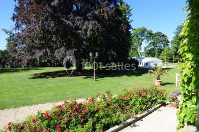 Salle de bain moderne avec douche à l'italienne, barres d'appui murales et toilettes accessibles.