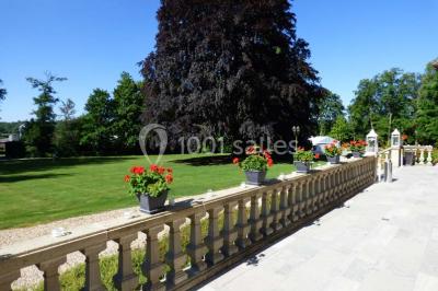 Salle de bain moderne avec douche à l'italienne, barres d'appui murales et toilettes accessibles.