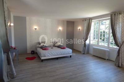 Salle de bain moderne avec douche à l'italienne, barres d'appui murales et toilettes accessibles.