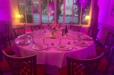 Plaque dorée indiquant le titre de Maître Restaurateur décerné à Josselin Le Moigne pour Les Salons Léopold.