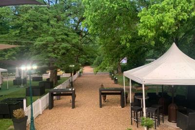 Plaque dorée indiquant le titre de Maître Restaurateur décerné à Josselin Le Moigne pour Les Salons Léopold.