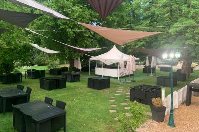 Plaque dorée indiquant le titre de Maître Restaurateur décerné à Josselin Le Moigne pour Les Salons Léopold.