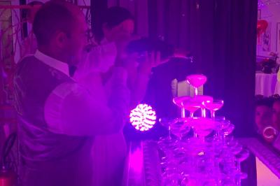 Plaque dorée indiquant le titre de Maître Restaurateur décerné à Josselin Le Moigne pour Les Salons Léopold.