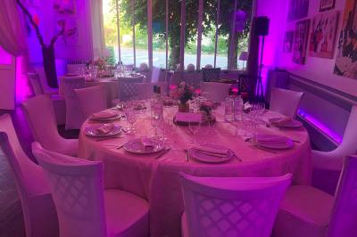 Plaque dorée indiquant le titre de Maître Restaurateur décerné à Josselin Le Moigne pour Les Salons Léopold.