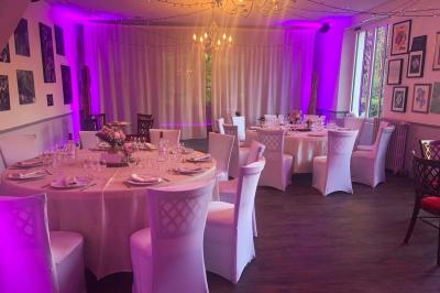 Plaque dorée indiquant le titre de Maître Restaurateur décerné à Josselin Le Moigne pour Les Salons Léopold.