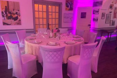 Plaque dorée indiquant le titre de Maître Restaurateur décerné à Josselin Le Moigne pour Les Salons Léopold.