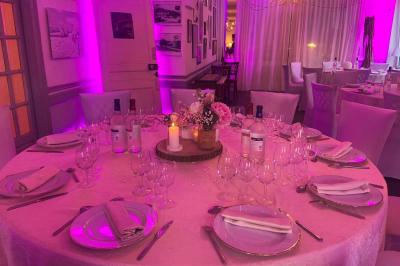 Plaque dorée indiquant le titre de Maître Restaurateur décerné à Josselin Le Moigne pour Les Salons Léopold.