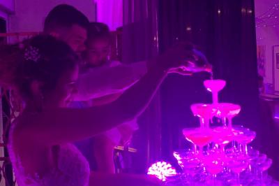 Plaque dorée indiquant le titre de Maître Restaurateur décerné à Josselin Le Moigne pour Les Salons Léopold.