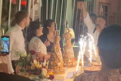 Plaque dorée indiquant le titre de Maître Restaurateur décerné à Josselin Le Moigne pour Les Salons Léopold.