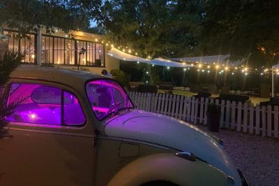 Plaque dorée indiquant le titre de Maître Restaurateur décerné à Josselin Le Moigne pour Les Salons Léopold.