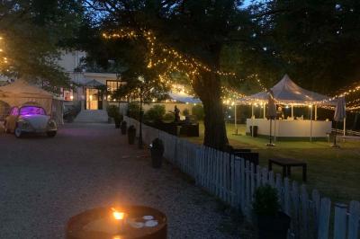 Plaque dorée indiquant le titre de Maître Restaurateur décerné à Josselin Le Moigne pour Les Salons Léopold.