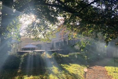 Plaque dorée indiquant le titre de Maître Restaurateur décerné à Josselin Le Moigne pour Les Salons Léopold.