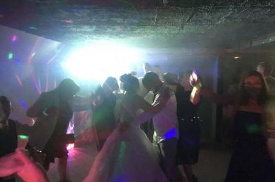 Plaque dorée indiquant le titre de Maître Restaurateur décerné à Josselin Le Moigne pour Les Salons Léopold.