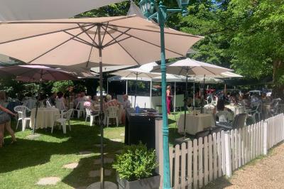 Plaque dorée indiquant le titre de Maître Restaurateur décerné à Josselin Le Moigne pour Les Salons Léopold.