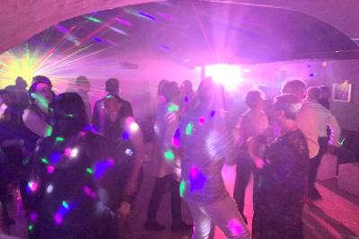 Plaque dorée indiquant le titre de Maître Restaurateur décerné à Josselin Le Moigne pour Les Salons Léopold.