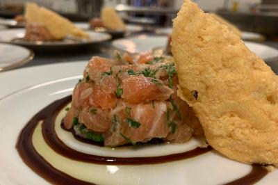 Plaque dorée indiquant le titre de Maître Restaurateur décerné à Josselin Le Moigne pour Les Salons Léopold.