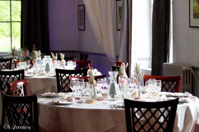 Plaque dorée indiquant le titre de Maître Restaurateur décerné à Josselin Le Moigne pour Les Salons Léopold.