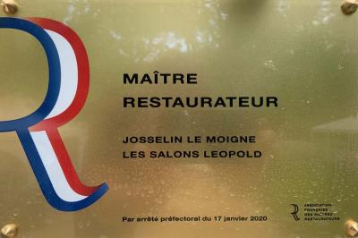 Plaque dorée indiquant le titre de Maître Restaurateur décerné à Josselin Le Moigne pour Les Salons Léopold.