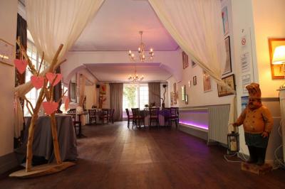 Plaque dorée indiquant le titre de Maître Restaurateur décerné à Josselin Le Moigne pour Les Salons Léopold.