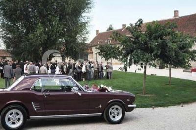 Panneau indiquant ’Le Grand Villeboublain’ près d'une route bordée d'arbres dans un paysage rural.