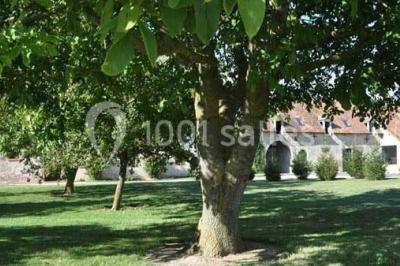Panneau indiquant ’Le Grand Villeboublain’ près d'une route bordée d'arbres dans un paysage rural.