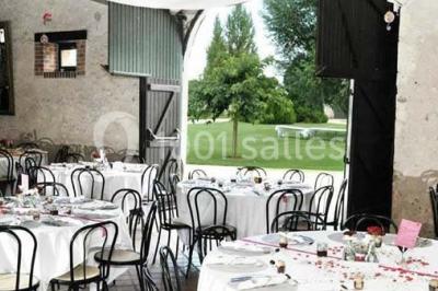 Panneau indiquant ’Le Grand Villeboublain’ près d'une route bordée d'arbres dans un paysage rural.