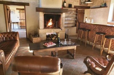 Panneau indiquant ’Le Grand Villeboublain’ près d'une route bordée d'arbres dans un paysage rural.