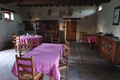 Panneau indiquant ’Le Grand Villeboublain’ près d'une route bordée d'arbres dans un paysage rural.