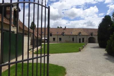Panneau indiquant ’Le Grand Villeboublain’ près d'une route bordée d'arbres dans un paysage rural.