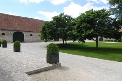 Panneau indiquant ’Le Grand Villeboublain’ près d'une route bordée d'arbres dans un paysage rural.