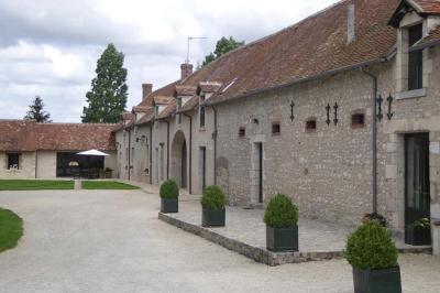 Panneau indiquant ’Le Grand Villeboublain’ près d'une route bordée d'arbres dans un paysage rural.