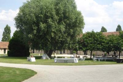 Panneau indiquant ’Le Grand Villeboublain’ près d'une route bordée d'arbres dans un paysage rural.