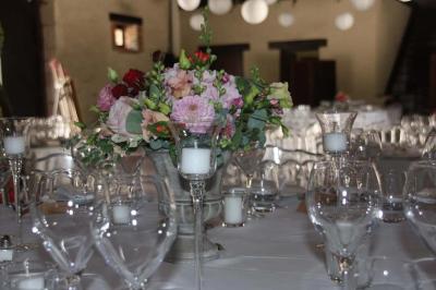 Panneau indiquant ’Le Grand Villeboublain’ près d'une route bordée d'arbres dans un paysage rural.