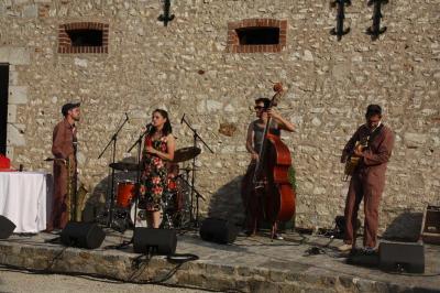 Panneau indiquant ’Le Grand Villeboublain’ près d'une route bordée d'arbres dans un paysage rural.